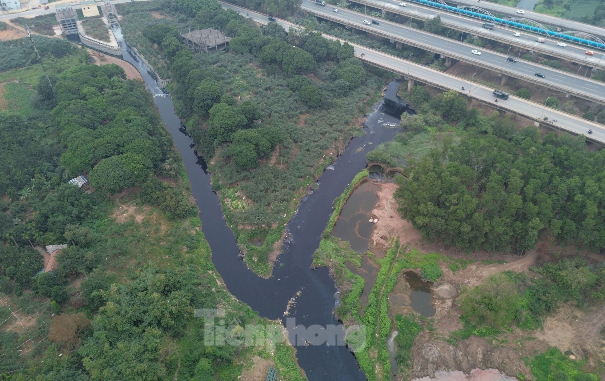 ហាណូយ៖ ទិដ្ឋភាព​បិទ​ជិត​នៃ​ទឹក​សំណល់​ខ្មៅ​ហូរ​ចូល​ទន្លេ​ថ្ងៃ​រូបថត ៩