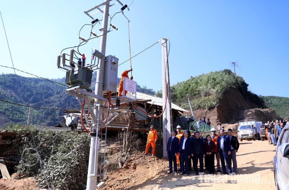 Ligne électrique de 35 kV achevée pour alimenter en électricité le village de Vang On