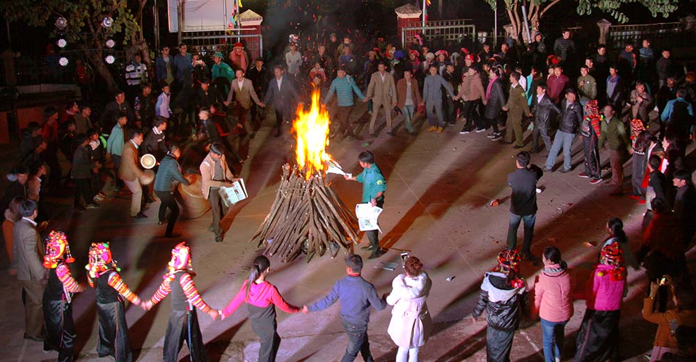 People and tourists join in the solidarity dance.