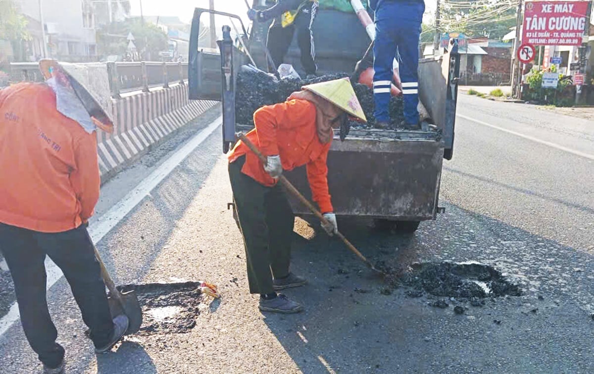 Reparatur von Schäden und Wiederherstellung einer sicheren Straßenoberfläche auf dem National Highway 1