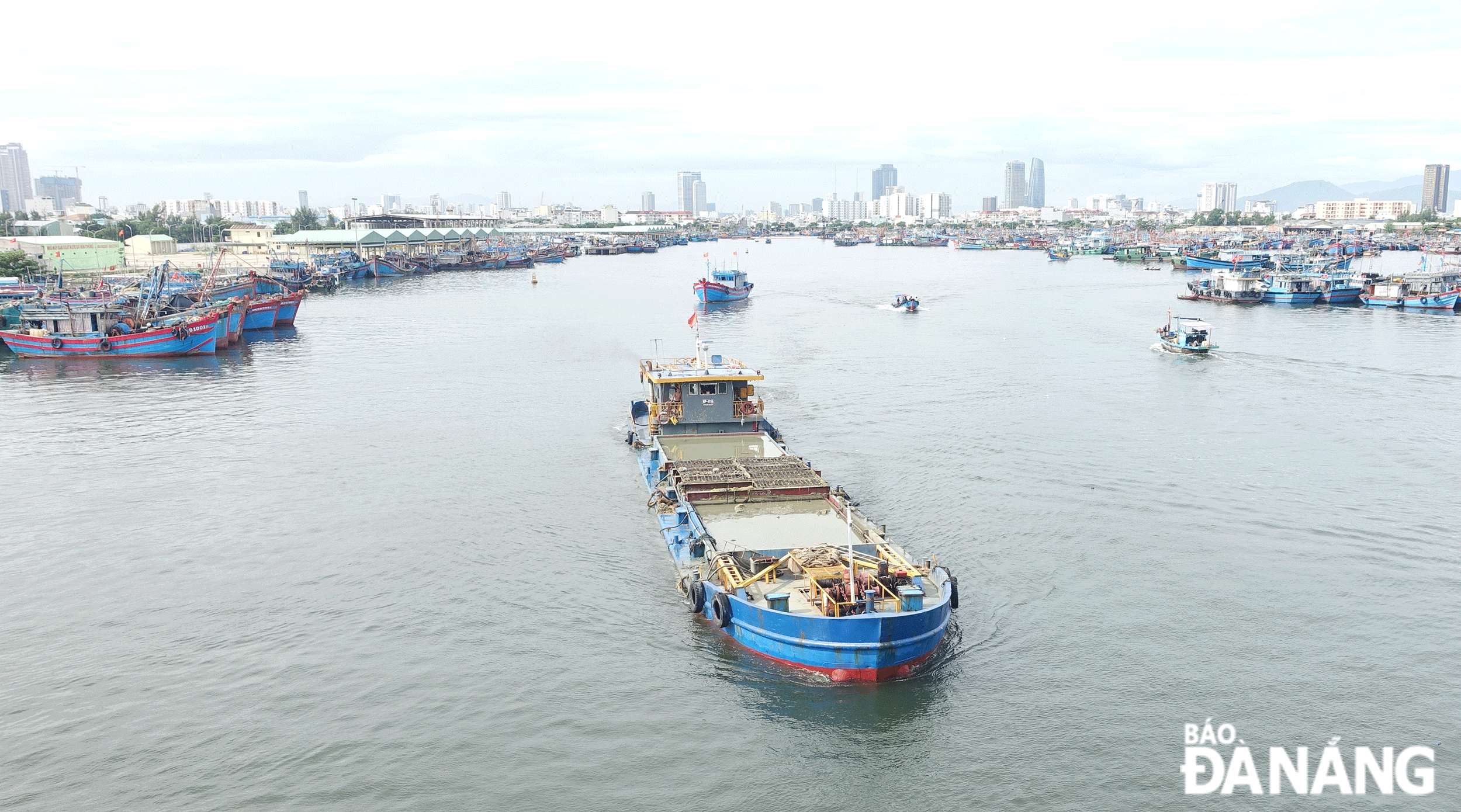 Les matériaux dragués dans l'écluse de Tho Quang sont transportés par barge et déversés à l'endroit désigné.  Photo : HOANG HIEP