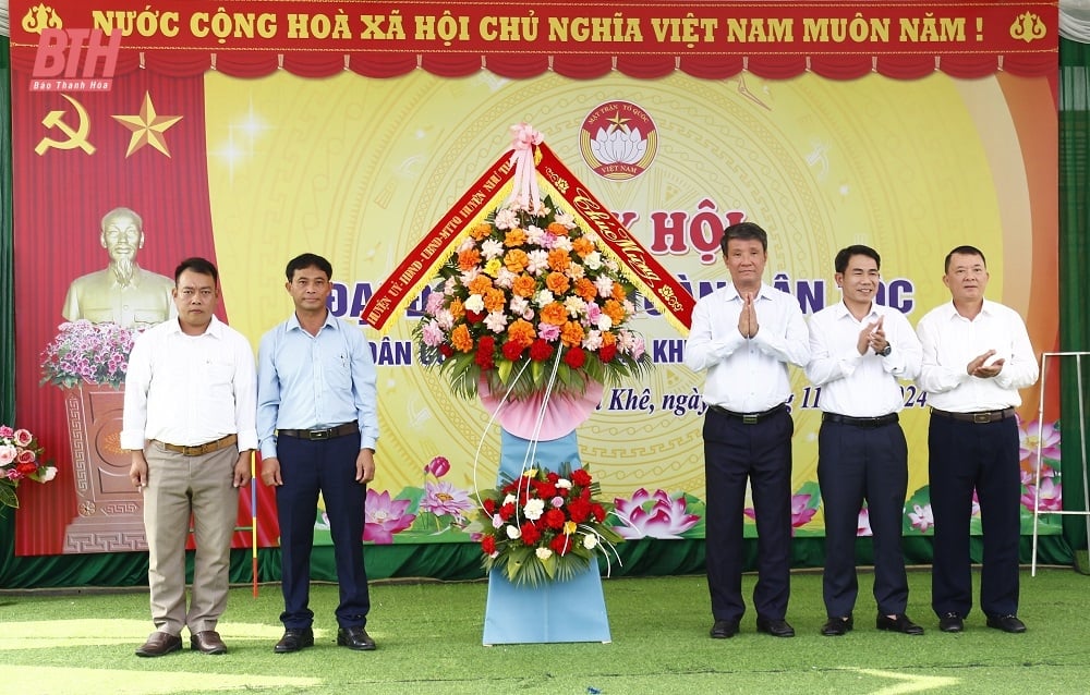 Le président du Comité populaire provincial, Do Minh Tuan, a assisté à la Journée de la Grande Unité nationale dans la zone résidentielle 5 de la commune de Can Khe