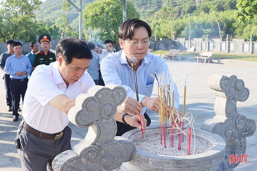 Ofrenda de incienso para conmemorar el 82 aniversario de la muerte del difunto Secretario General Ha Huy Tap