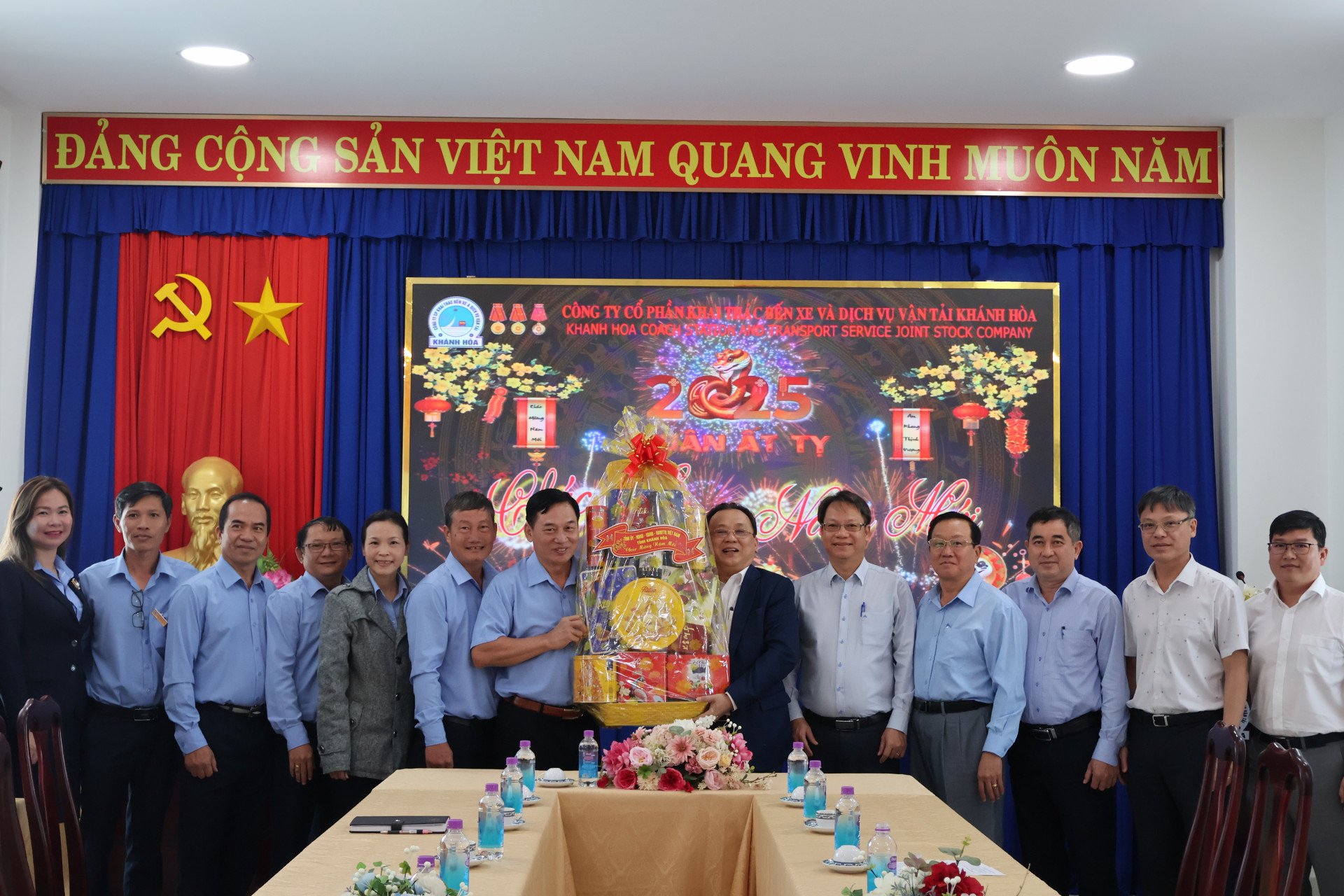 M. Le Huu Hoang a visité et souhaité une bonne année à la gare routière de Khanh Hoa et à la société par actions des services de transport.