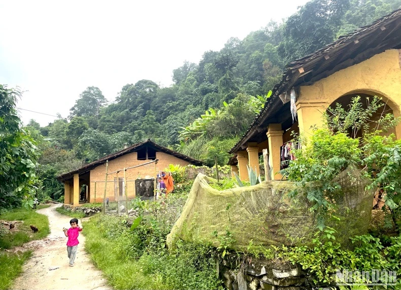 Einzigartige Architektur mit Stampflehmhäusern und Yin-Yang-Dächern des Dao Tien-Volkes in Cao Bang, Foto 3