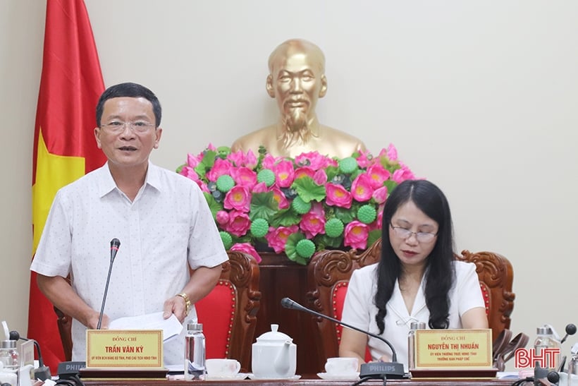 Reviewing drafts submitted to the 15th Session of the Provincial People's Council on the field of internal affairs