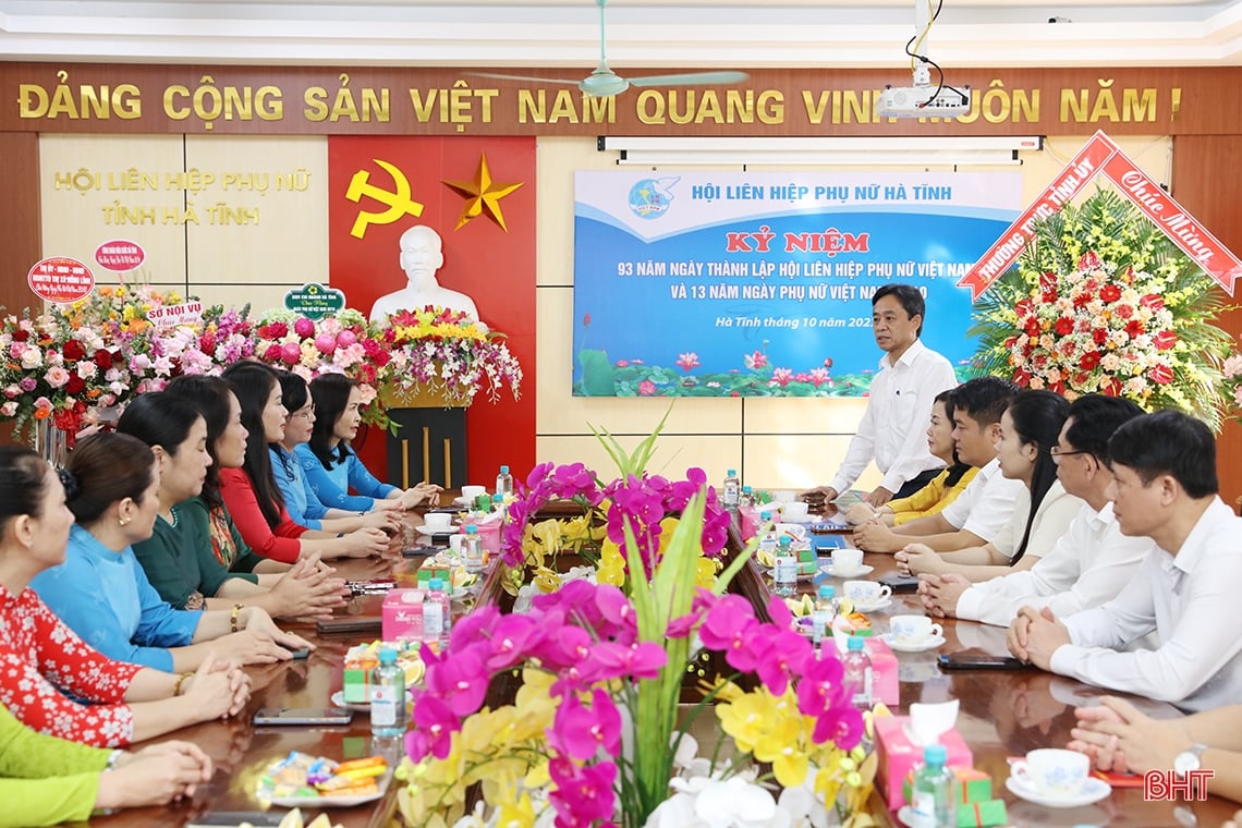 Provincial leaders congratulate officials and members of the Ha Tinh Women's Union