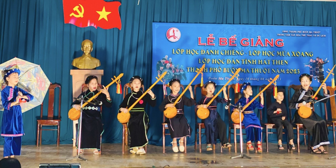 Ville. Buon Ma Thuot : Cérémonie de clôture avec jeu de gong, danse xoang, luth tinh, puis cours de chant