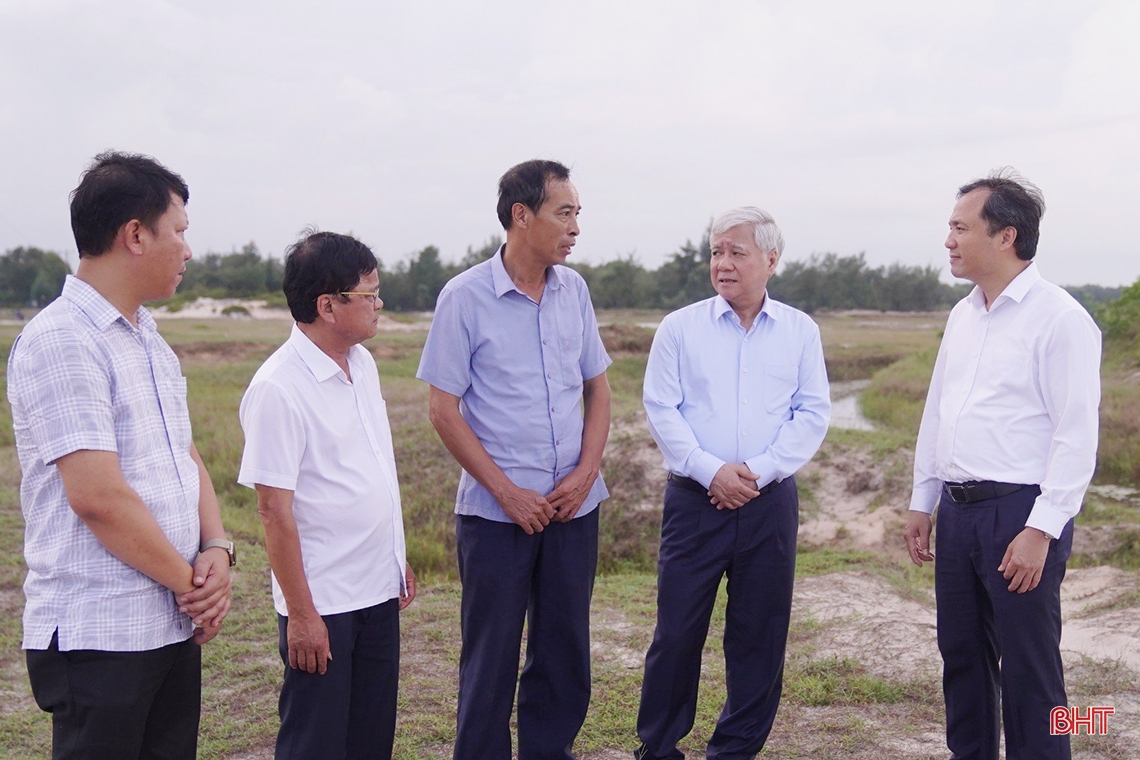 Chairman of the Central Committee of the Vietnam Fatherland Front visited and presented gifts to the elderly in Ha Tinh