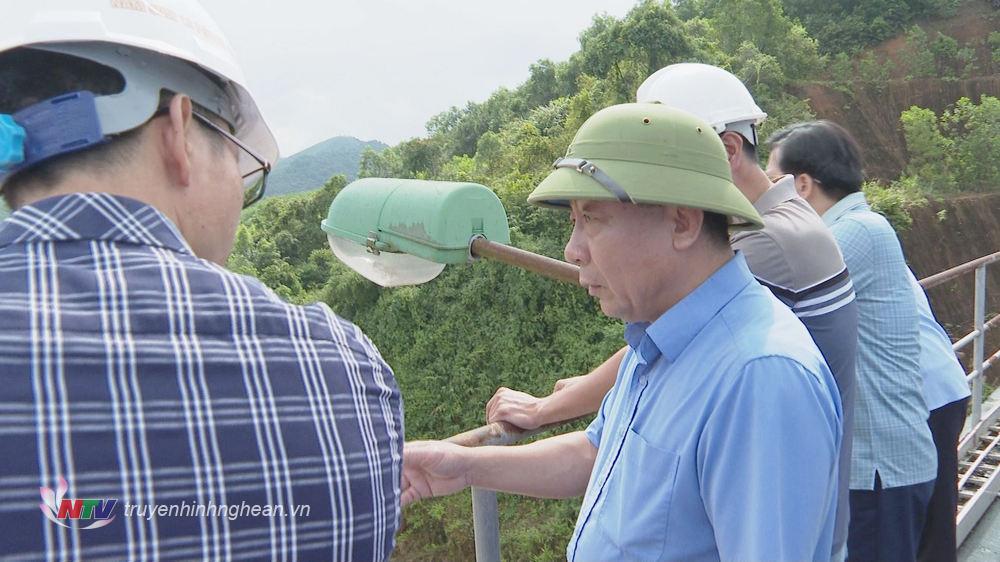 El vicepresidente del Comité Popular Provincial, Nguyen Van De, inspeccionó los trabajos para garantizar la seguridad de los hogares aguas abajo del aliviadero de la central hidroeléctrica de Chau Thang.