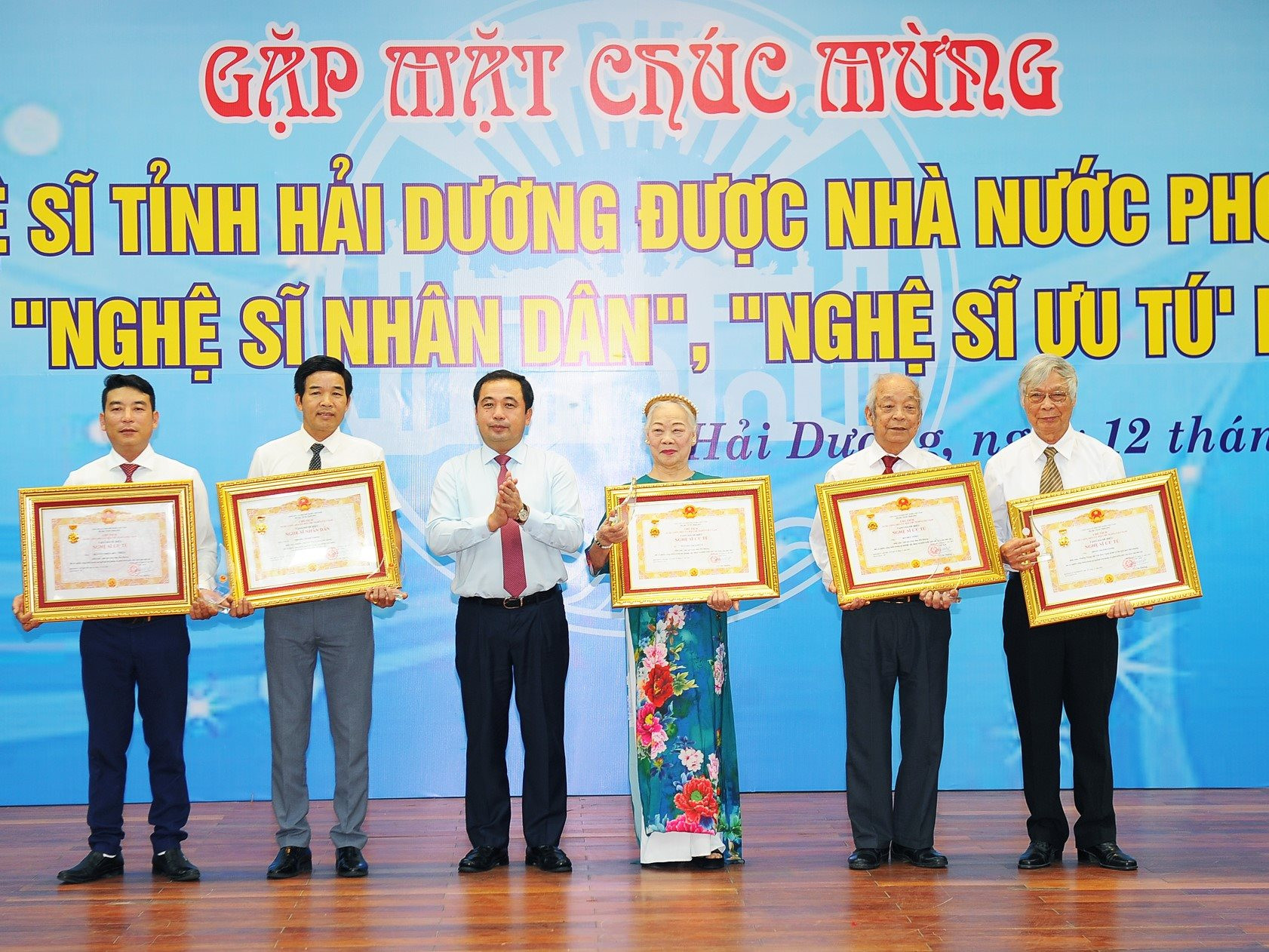 Hai Duong Provincial Party Secretary Tran Duc Thang congratulates newly conferred People's Artist and Meritorious Artist titles