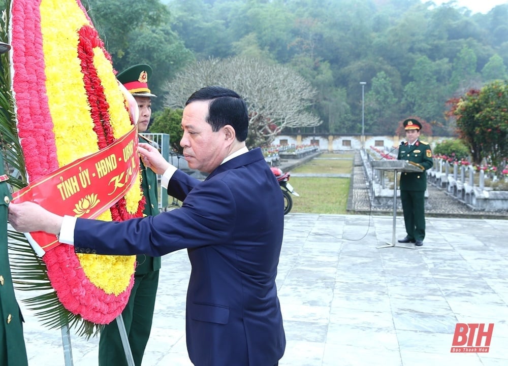 Phó Bí thư Thường trực Tỉnh ủy Lại Thế Nguyên viếng Nghĩa trang liệt sĩ Quốc tế Đồng Tâm; thăm, tặng quà các gia đình chính sách tại huyện Bá Thước