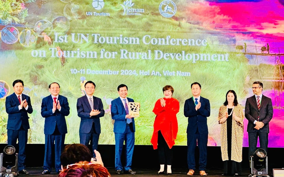 Der Vorsitzende des Volkskomitees der Stadt Hoi An, Nguyen Van Son, erhielt im Beisein des stellvertretenden Premierministers Le Thanh Long die Urkunde als „Bestes Touristendorf 2024“.