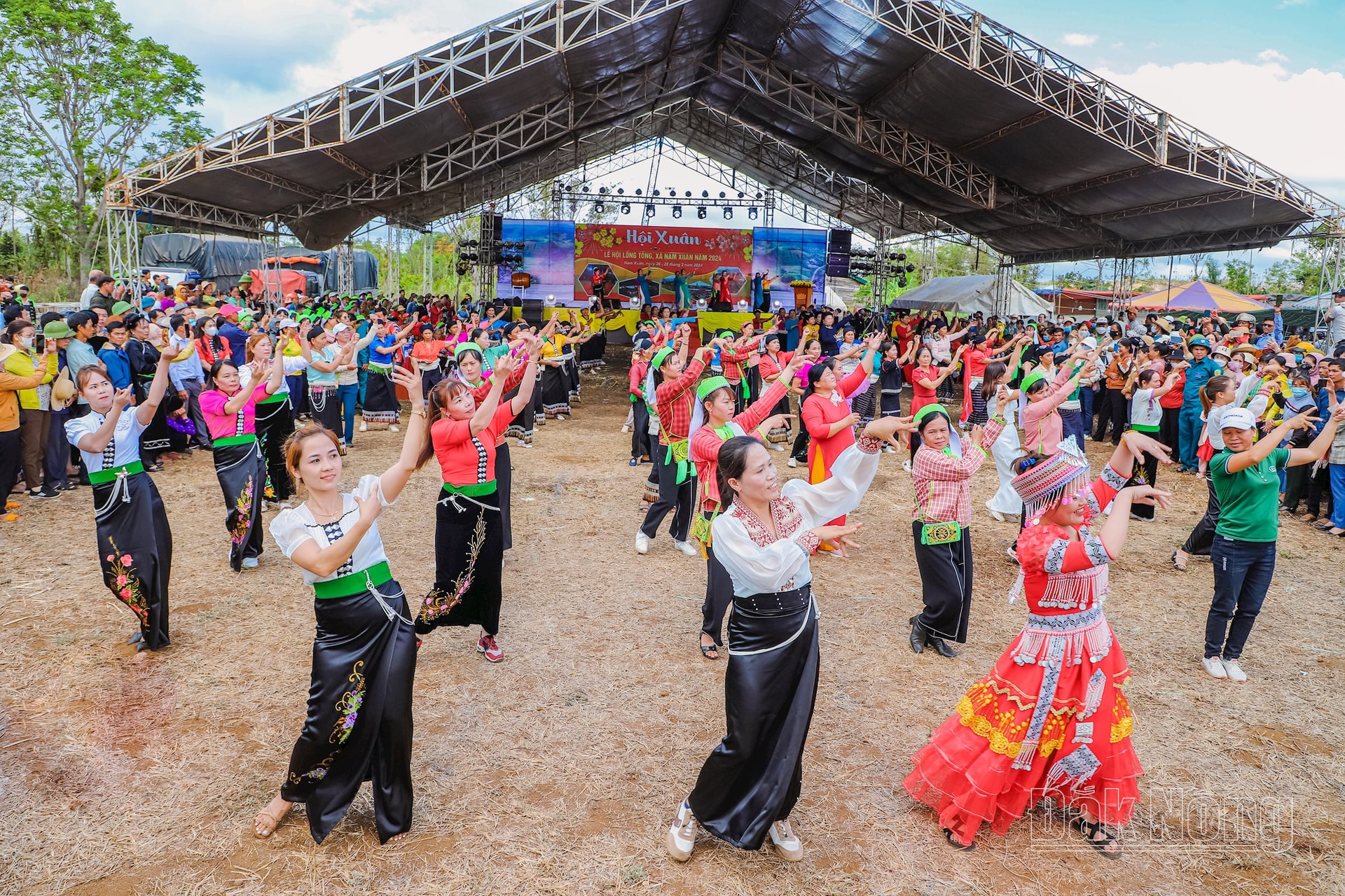Ethnic minorities in the province dance happily in the spring festival to welcome the new year.