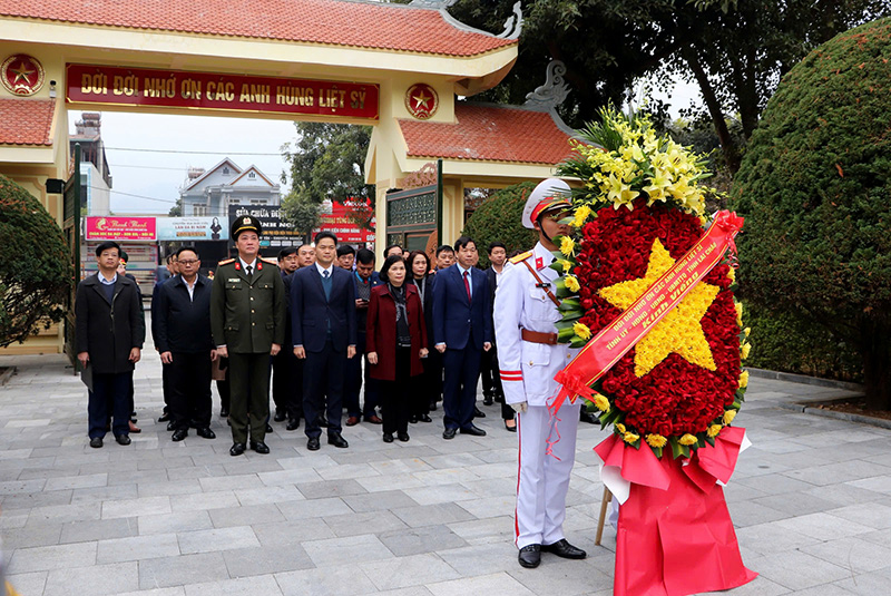 Các đồng chí lãnh đạo tỉnh viếng Nghĩa trang liệt sĩ, dâng hoa Tượng đài Bác Hồ với đồng bào các dân tộc Lai Châu nhân dịp Tết Nguyên đán Ất Tỵ 2025