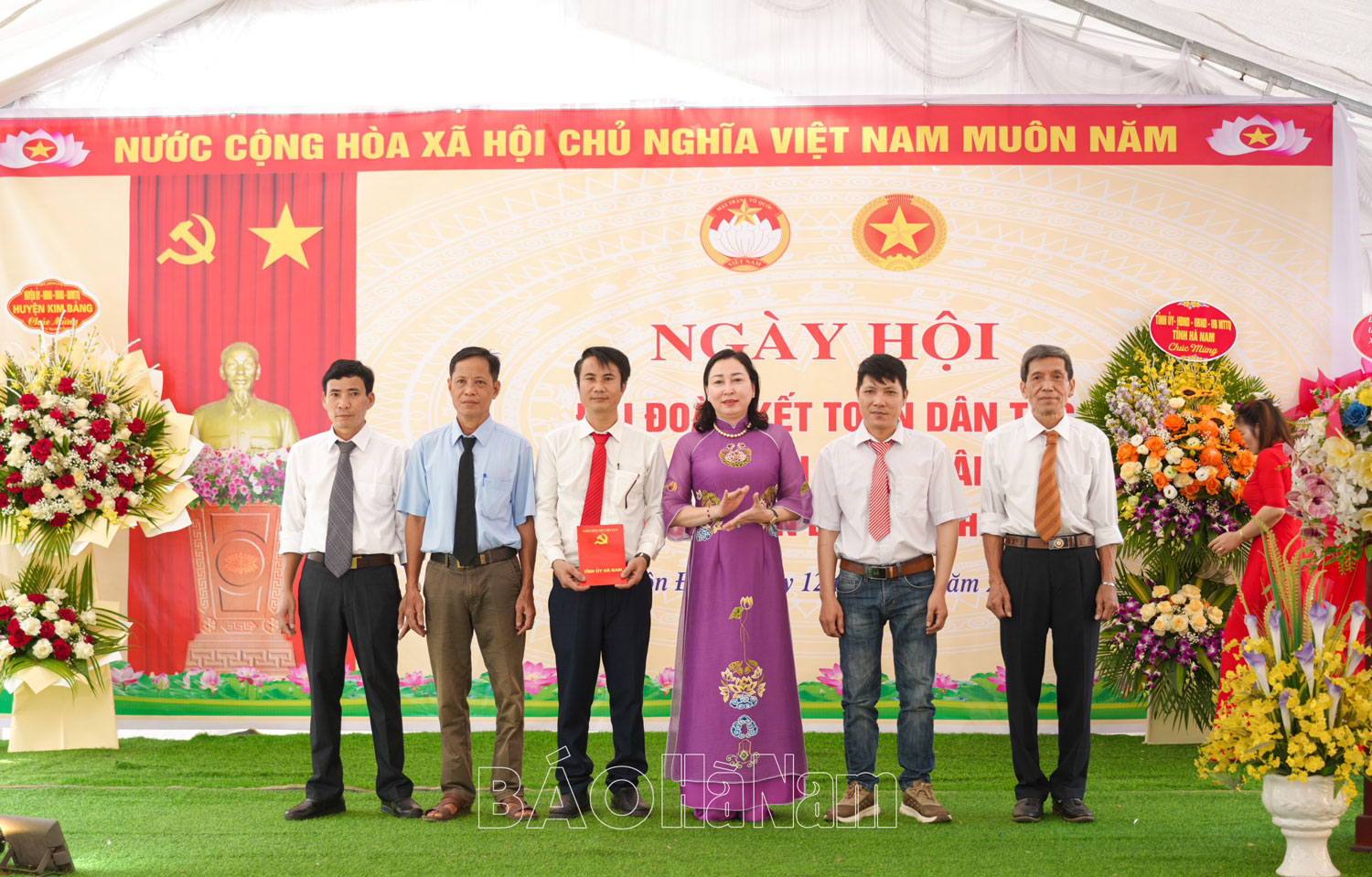 Đồng chí Phó Bí thư Thường trực Tỉnh ủy Đinh Thị Lụa dự Ngày hội Đại đoàn kết toàn dân tộc tại thôn Đông xã Hoàng Tây