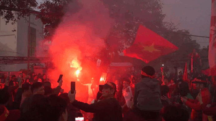 Les fans ont parcouru 500 km de Ha Tinh à Phu Tho pour « alimenter » le match de l'équipe vietnamienne contre la Thaïlande