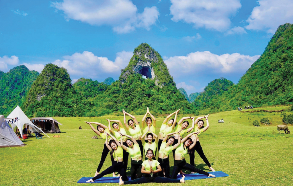 El Club de Yoga Familiar practica en el sitio patrimonial de la Montaña Ojo de Dios (Chongqing).