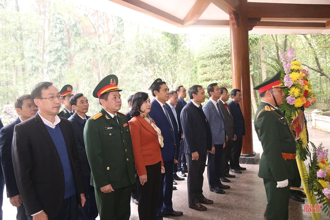 Ha Tinh leaders offer incense at red addresses on the occasion of the 94th anniversary of the Party's founding