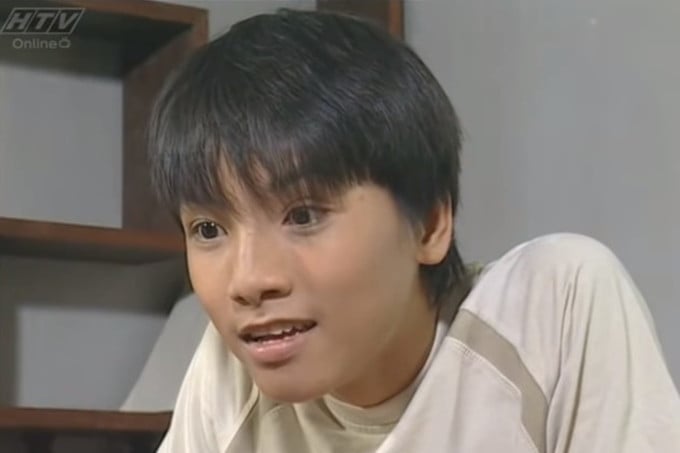 Actor Ngoc Trai was assigned the role of Quy Rom - a smart, hyperactive boy who sometimes causes trouble because of his competitive nature. Ngoc Trai said he came to the project by chance when he was 15 years old, while playing basketball. At that time, director Nguyen Minh Chung noticed him and invited him to a casting with actor Vu Long - the role of Tieu Long. After reading the script, Ngoc Trai acted instinctively and was accepted. Throughout his acting career, Quy Rom is Ngoc Trai's only leading role.