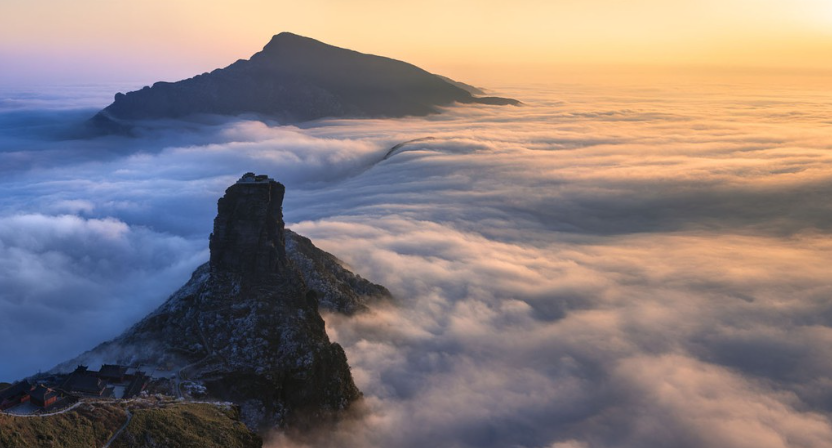 Der Fanjing-Berg verfügt über ein vielfältiges Ökosystem und ist Lebensraum für mehr als 2.000 endemische Pflanzenarten und Hunderte seltener Tiere. Deshalb wurde dieser Berg von der chinesischen Regierung als Naturschutzgebiet der Provinz Guizhou ausgewiesen und 2018 von der UNESCO als Weltkulturerbe anerkannt.