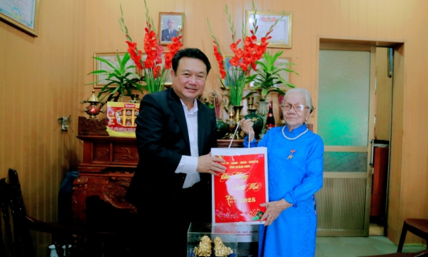 Chairman of the Provincial Party Committee's Inspection Commission visited and extended New Year greetings in Dong Trieu city