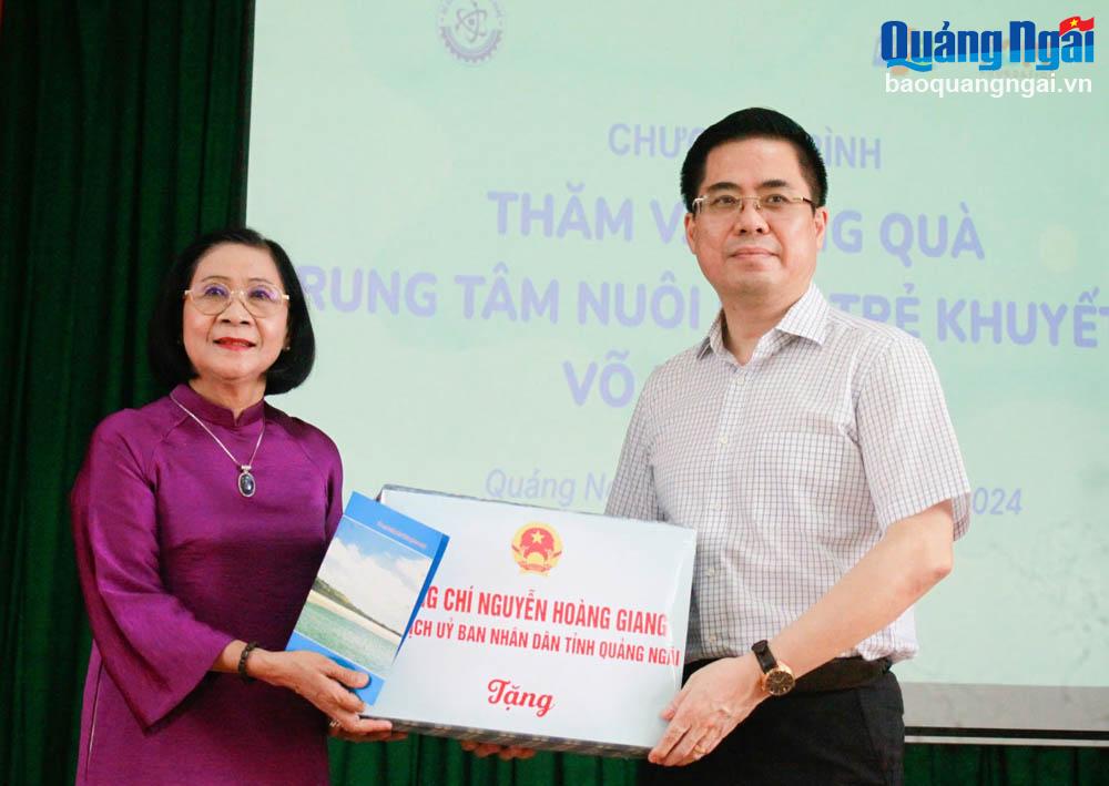 El presidente del Comité Popular Provincial, Nguyen Hoang Giang, entregó obsequios al Centro Vo Hong Son para Niños con Discapacidades. 