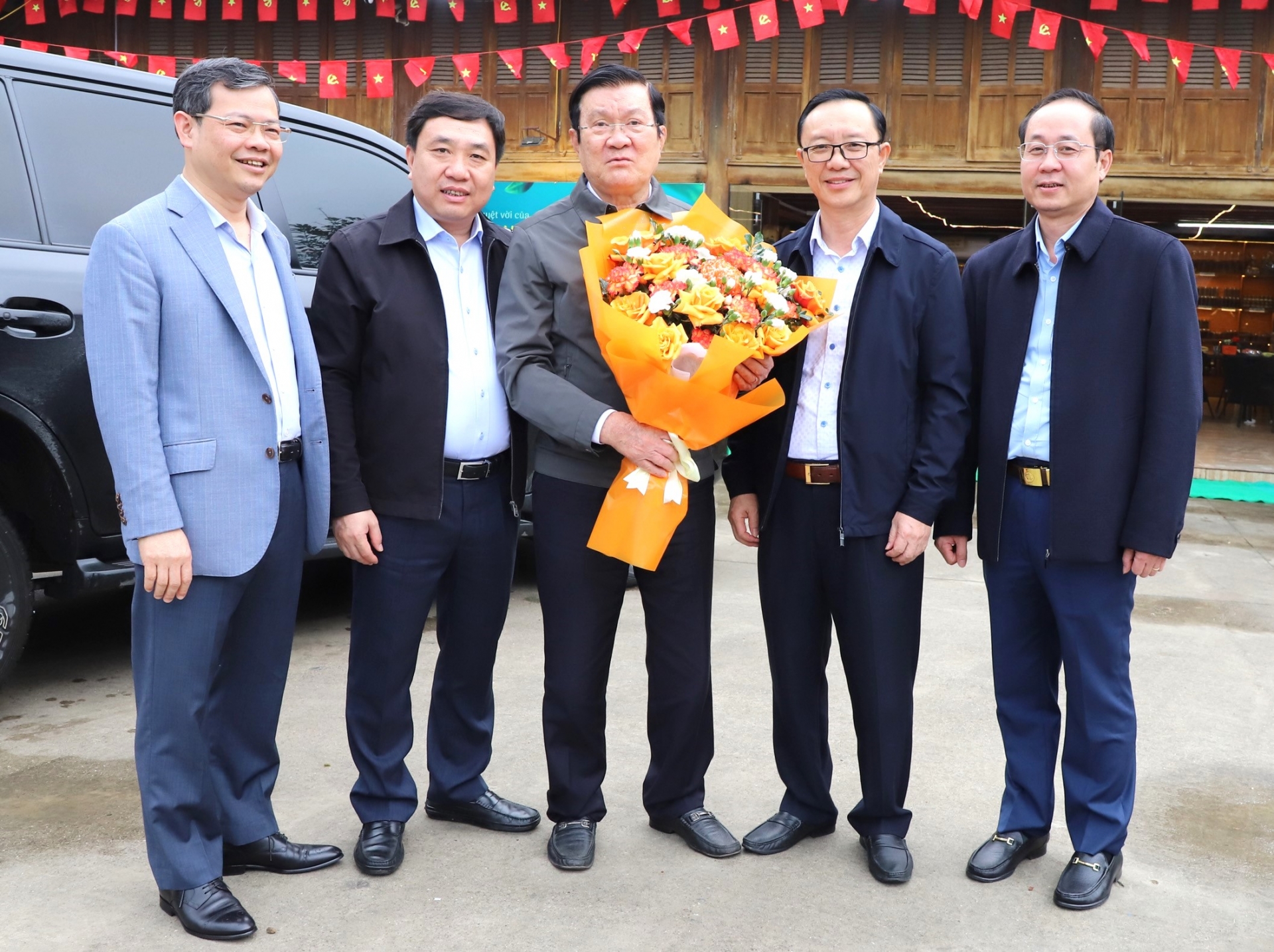 Die Provinzführer hießen den ehemaligen Präsidenten Truong Tan Sang und seine Delegation bei ihrem Besuch und ihrer Arbeit in unserer Provinz willkommen.
