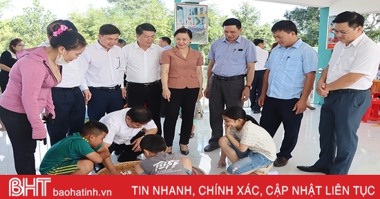 Trưởng ban Dân vận Tỉnh ủy chung vui ngày hội đoàn kết tại Cẩm Xuyên