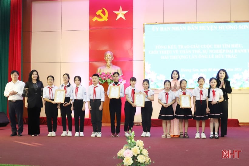 Cérémonie de remise des prix du concours « Découvrir la vie et la carrière du grand médecin Hai Thuong Lan Ong Le Huu Trac »