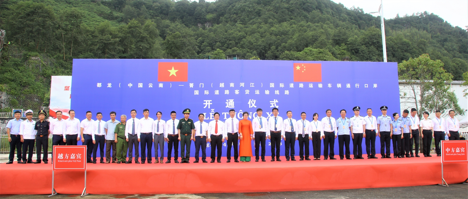 Delegates from both sides took souvenir photos.