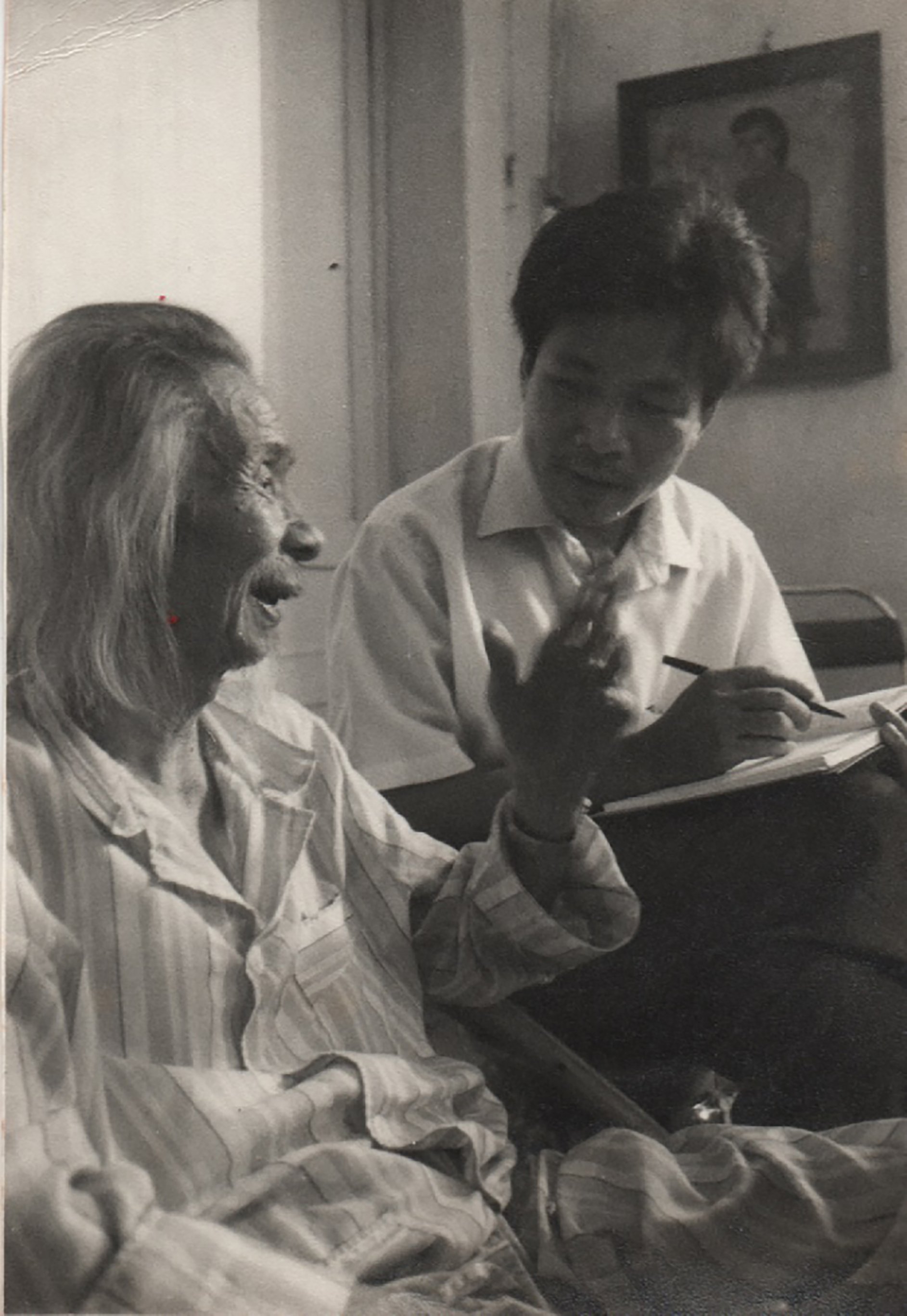 작가 Le Minh Quoc은 하노이(1990)에서 음악가 Van Cao를 인터뷰했습니다.