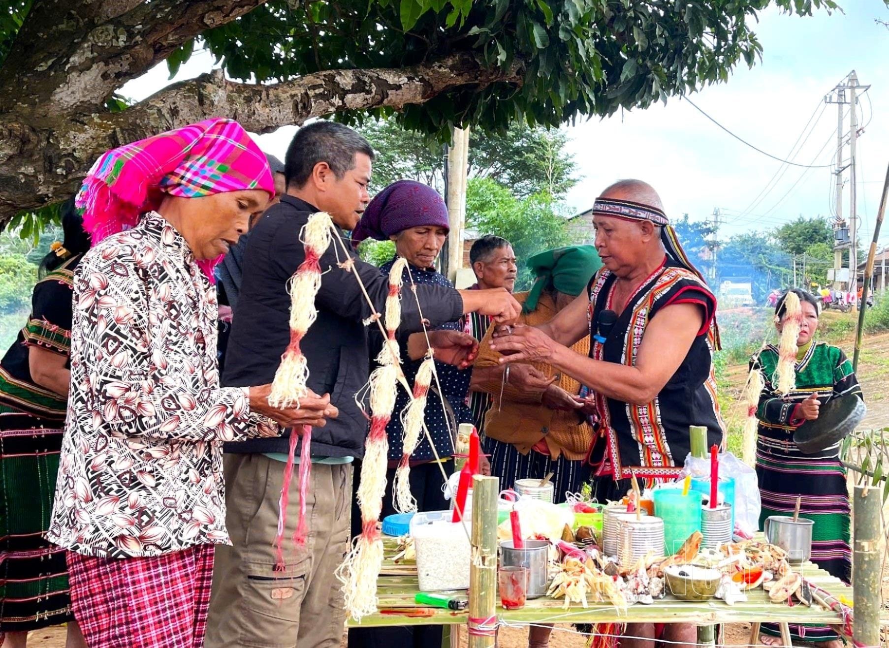 Thầy cúng thực hiện nghi thức cúng cảm tạ thần linh, trong đó có thần nước đã mang lại mùa màng tốt tươi, người dân gặp nhiều may mắn trong cuộc sống trong năm 2024