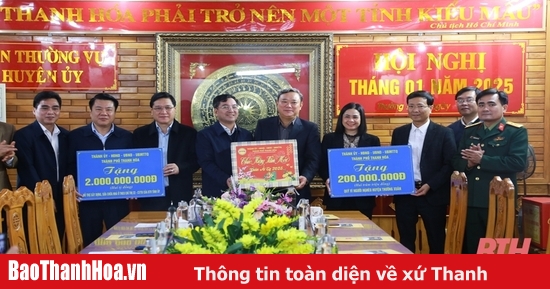 Parteisekretär der Stadt Thanh Hoa besucht und inspiziert die Produktion und das Leben der Menschen im Bezirk Thuong Xuan