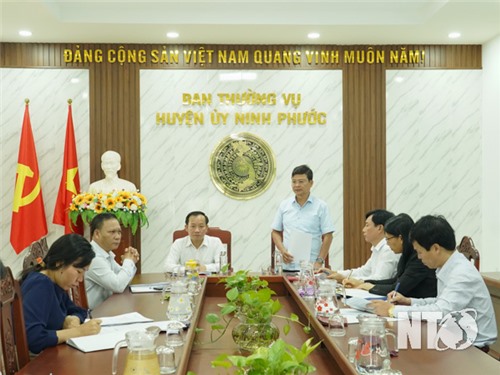 Die Redaktion der Zeitung Ninh Thuan arbeitet mit dem Ständigen Ausschuss des Parteikomitees des Distrikts Ninh Phuoc zusammen.