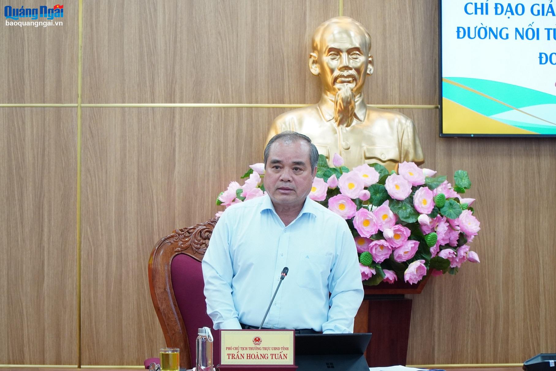 Phó Chủ tịch Thường trực UBND tỉnh Trần Hoàng Tuấn phát biểu kết luận tại cuộc họp.