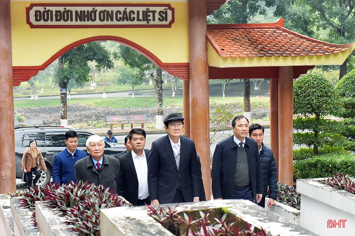 อดีตประธานาธิบดี Truong Tan Sang ถวายธูปที่แหล่งโบราณสถานสามแยกดงล็อค