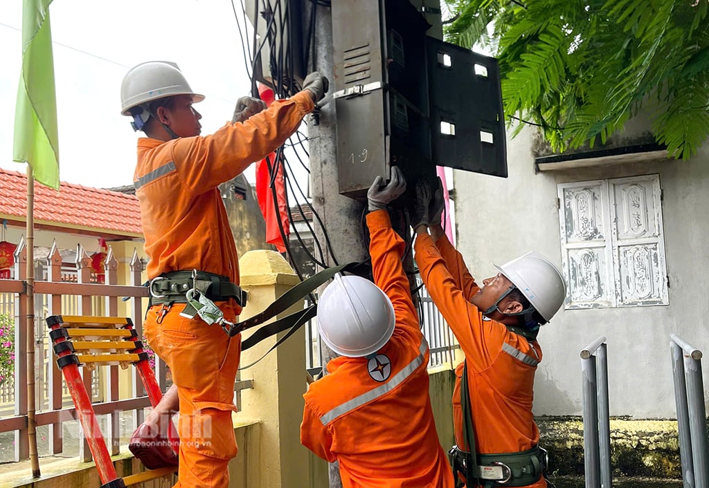 Ninh Binh Electricity bemüht sich um eine sichere Stromversorgung bei Überschwemmungen