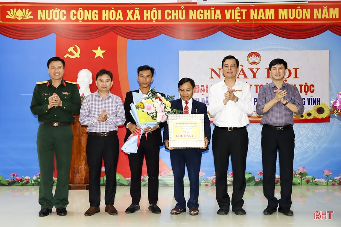 Bí thư Tỉnh ủy chung vui ngày hội đại đoàn kết tại Đức Thọ