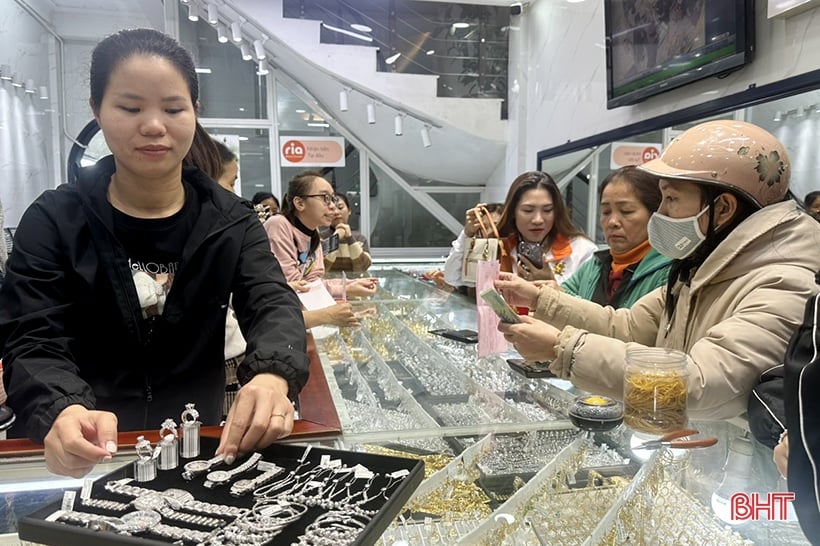 El precio del oro alcanza su pico máximo y las transacciones en el mercado de Ha Tinh son tranquilas