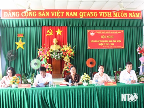 Los delegados del Consejo Popular Provincial se reúnen con los votantes en la comuna de Phuoc Thuan