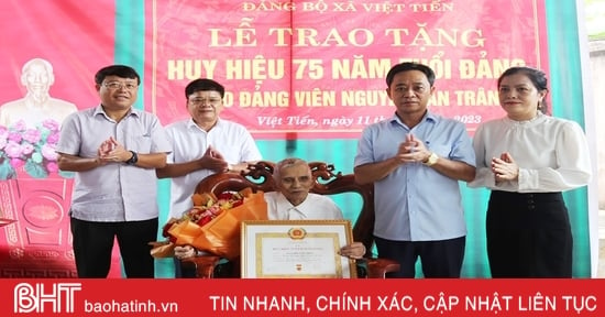 Lãnh đạo tỉnh trao Huy hiệu 75 năm tuổi Đảng cho đảng viên ở Thạch Hà