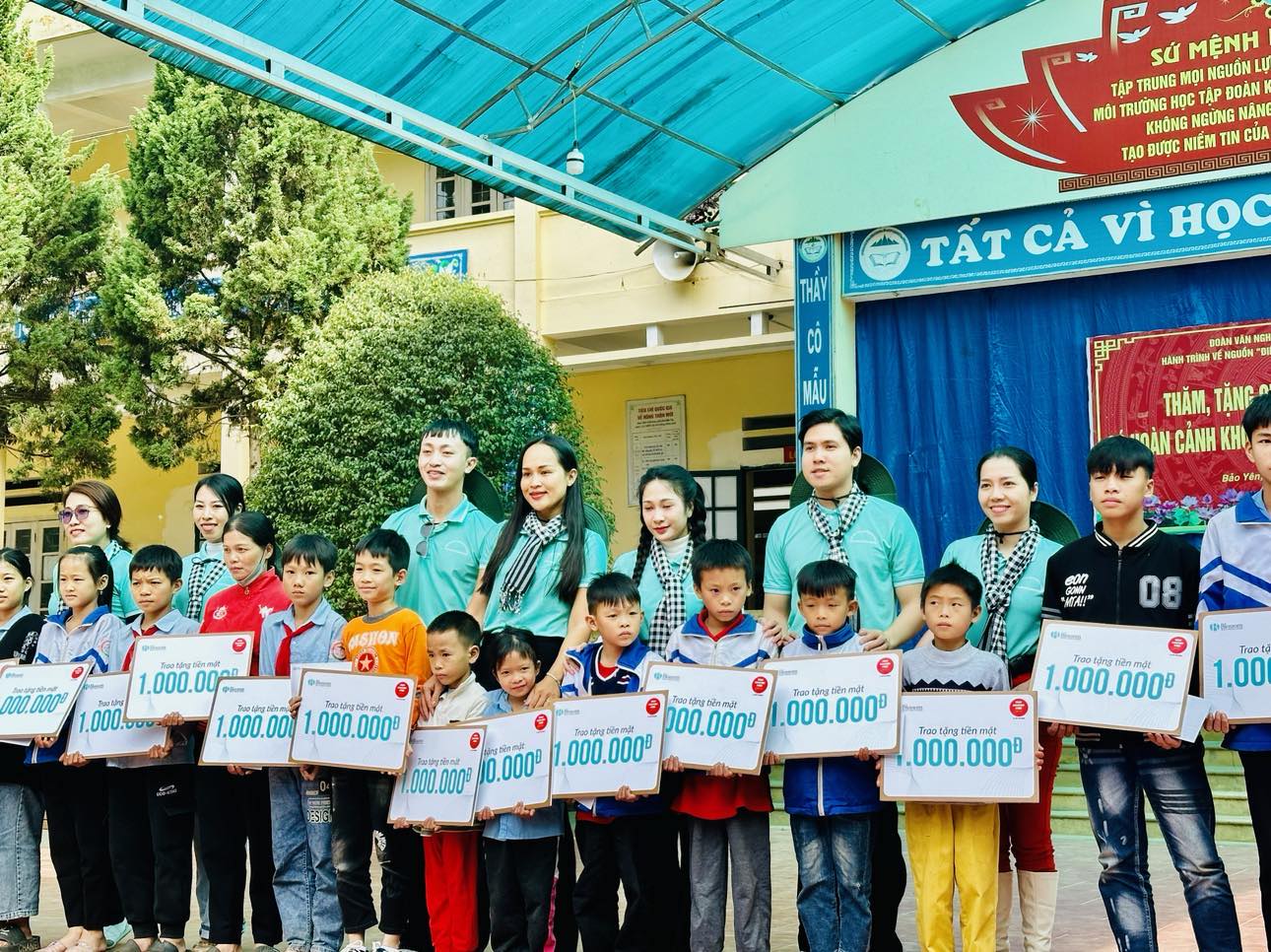 Hơn 100 văn nghệ sĩ TP HCM trao tặng quà người dân làng Nủ, Lào Cai- Ảnh 3.