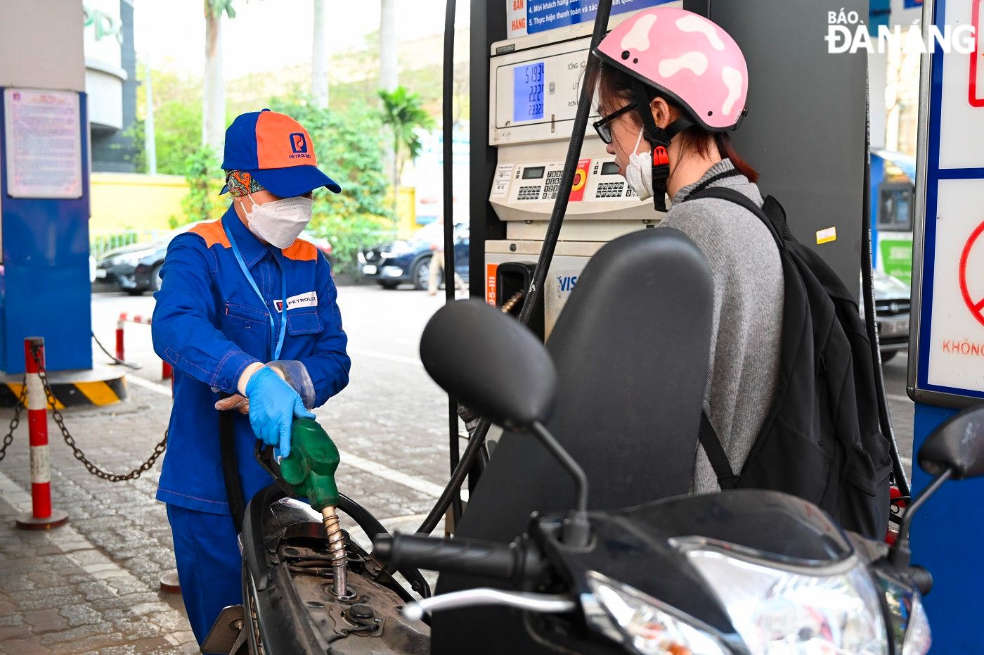 Ab 15:00 Uhr am 1. November wurden die Benzinpreise stark angepasst und stiegen auf 24.000 VND/Liter. Foto: SIEG