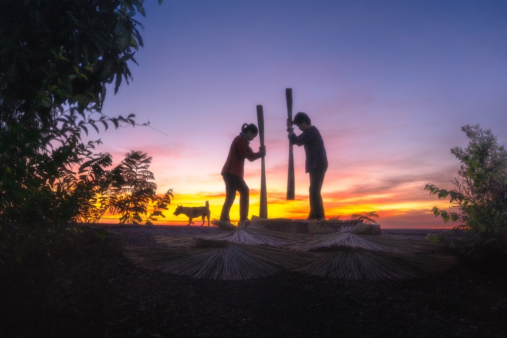 “La gente occidental es muy sencilla. A veces, basta con una casa de paja y un barco para que la gente se sienta feliz viviendo en medio de un bosque de manglares o de un vasto campo de agua.