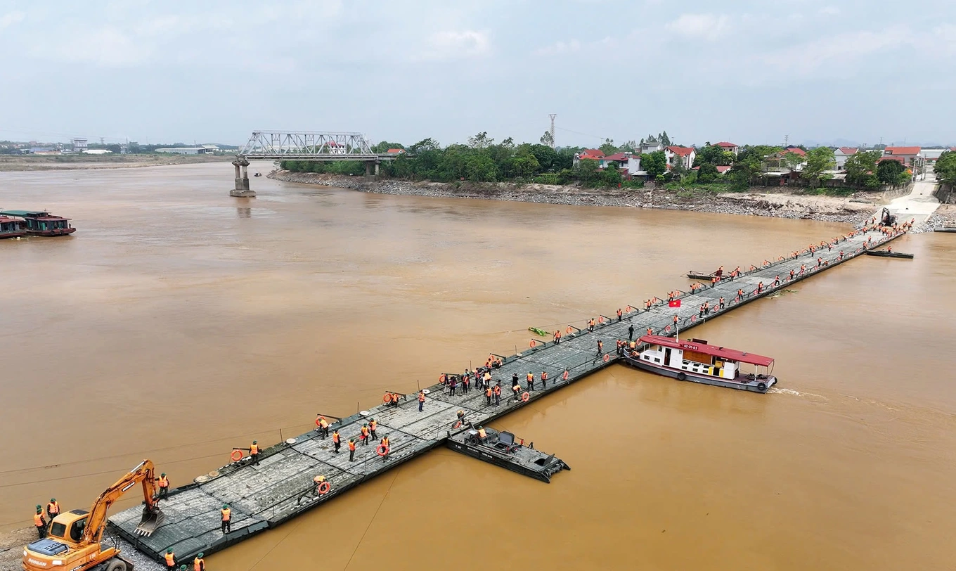 Sicherstellung des Verkehrs auf der Phong Chau-Pontonbrücke an Silvester 2025