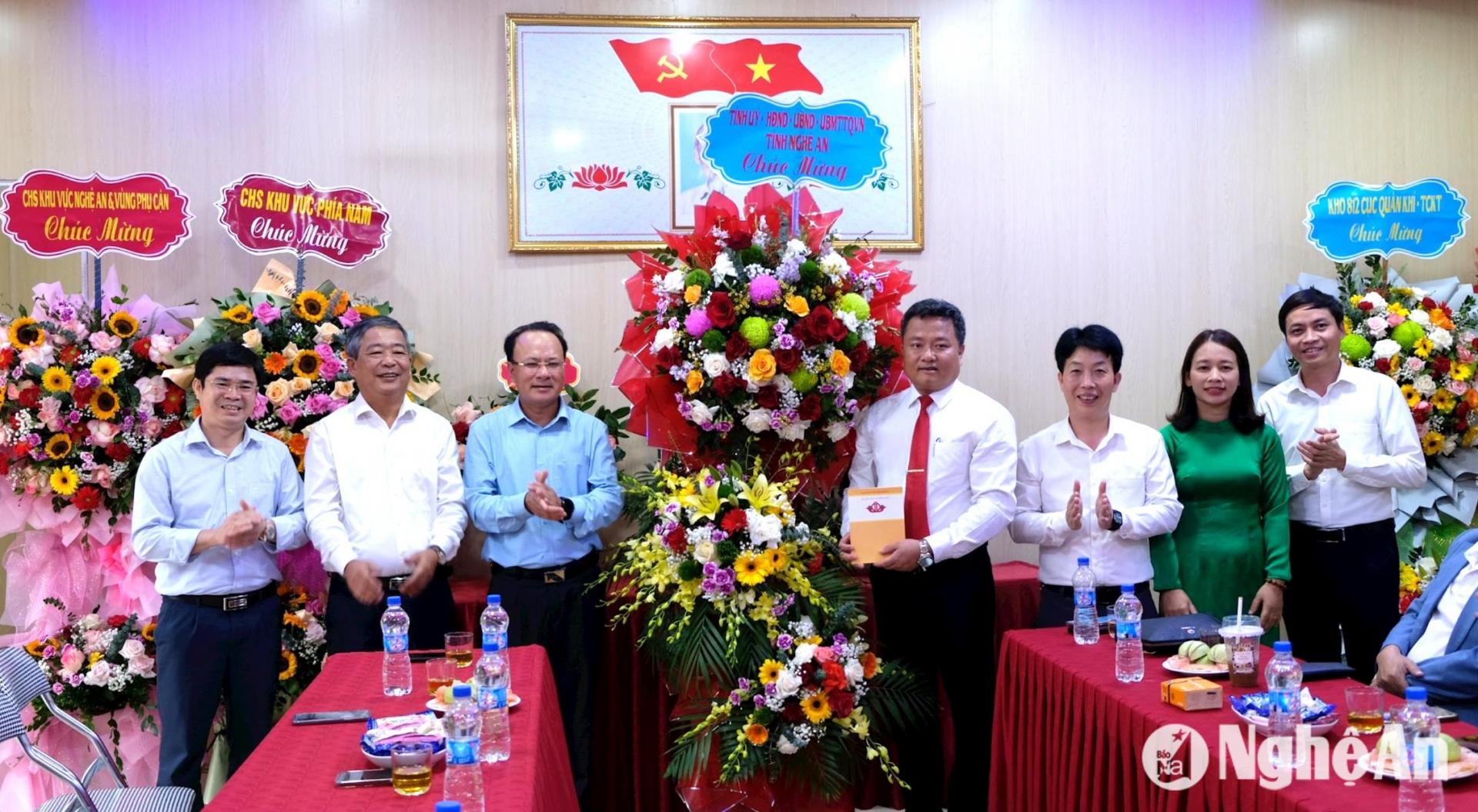 Le vice-président permanent du Conseil populaire provincial a félicité le lycée Thanh Chuong 3 à l'occasion de la Journée des enseignants vietnamiens le 20 novembre