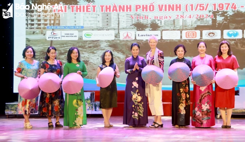 bna_tặng nón.jpg