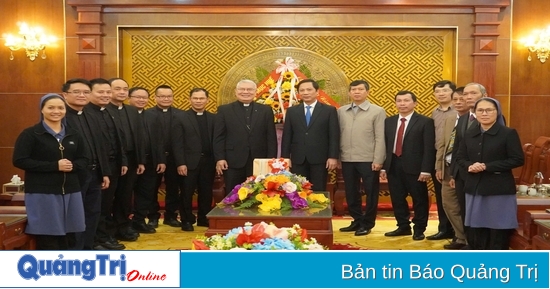 Hue Archdiocese, Executive Committee of Vietnam Buddhist Sangha, Vietnam Evangelical Church, Provincial Protestant Representative Board visited and wished the provincial leaders a Happy New Year