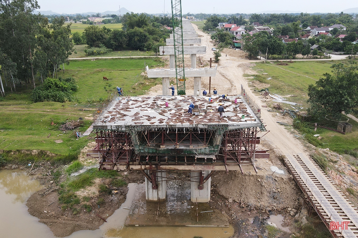 Le chantier de construction de l'autoroute Nord-Sud à Ha Tinh est très animé pendant les vacances du 2 septembre